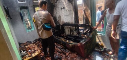 Rumah Warga di Kedokan Bunder Indramayu Terbakar, Kerugian Ditaksir Rp20 Juta Rumah Warga di Kedokan Bunder Indramayu Terbakar, Kerugian Ditaksir Rp20 Juta