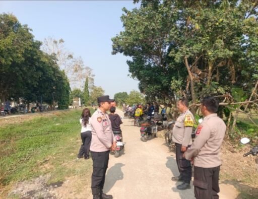 Geger ! Pria Ditemukan Tewas di Depan TPU Buyut Rendani Indramayu, Polisi Amankan Sejumlah Barang Bukti Geger ! Pria Ditemukan Tewas di Depan TPU Buyut Rendani Indramayu, Polisi Amankan Sejumlah Barang Bukti