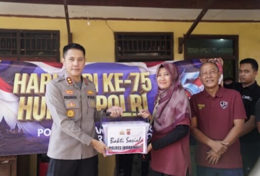 Peringati 75 Tahun Humas Polri, Polisi dan Awak Media di Indramayu Gelar Aksi Sosial Peringati 75 Tahun Humas Polri, Polisi dan Awak Media di Indramayu Gelar Aksi Sosial