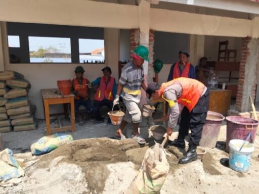 Bhabinkamtibmas Polsek Krangkeng Ikut Gotong Royong Renovasi SD Negeri 3 Kalianyar Bhabinkamtibmas Polsek Krangkeng Ikut Gotong Royong Renovasi SD Negeri 3 Kalianyar