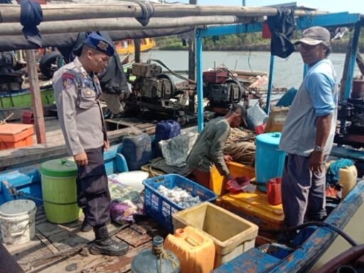 Polisi Naik ke Kapal Nelayan di Karangsong, Ingatkan Pentingnya Keselamatan Saat Melaut Polisi Naik ke Kapal Nelayan di Karangsong, Ingatkan Pentingnya Keselamatan Saat Melaut