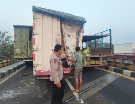 Terima Aduan Warga Lewat Layanan 110, Polsek Widasari Respons Cepat Kecelakaan di Jalur Pantura Indramayu Terima Aduan Warga Lewat Layanan 110, Polsek Widasari Respons Cepat Kecelakaan di Jalur Pantura Indramayu