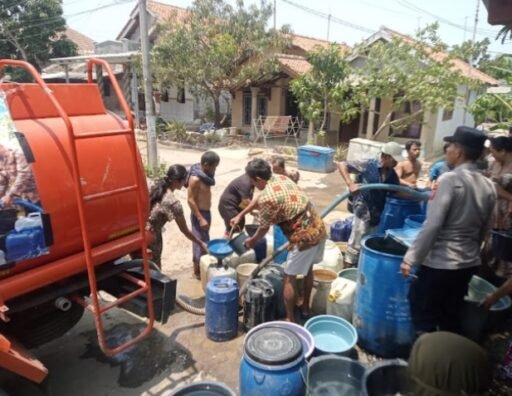 Polres Indramayu Rutin Salurkan Bantuan Air Bersih Polres Indramayu Rutin Salurkan Bantuan Air Bersih