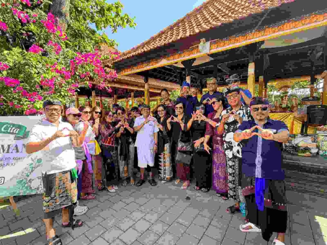 Tutik Kusuma Wardhani Beri Penghormatan Terakhir Kepada Ibunda I Made Sada Tutik Kusuma Wardhani Beri Penghormatan Terakhir Kepada Ibunda I Made Sada