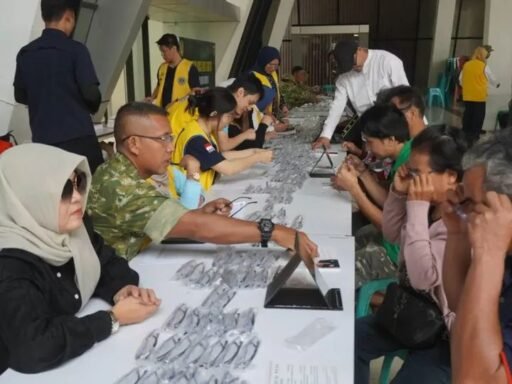 Kodam XII/Tpr Bagikan 1.000 Kacamata Gratis untuk Warga Perbatasan di Entikong Kodam XII/Tpr Bagikan 1.000 Kacamata Gratis untuk Warga Perbatasan di Entikong