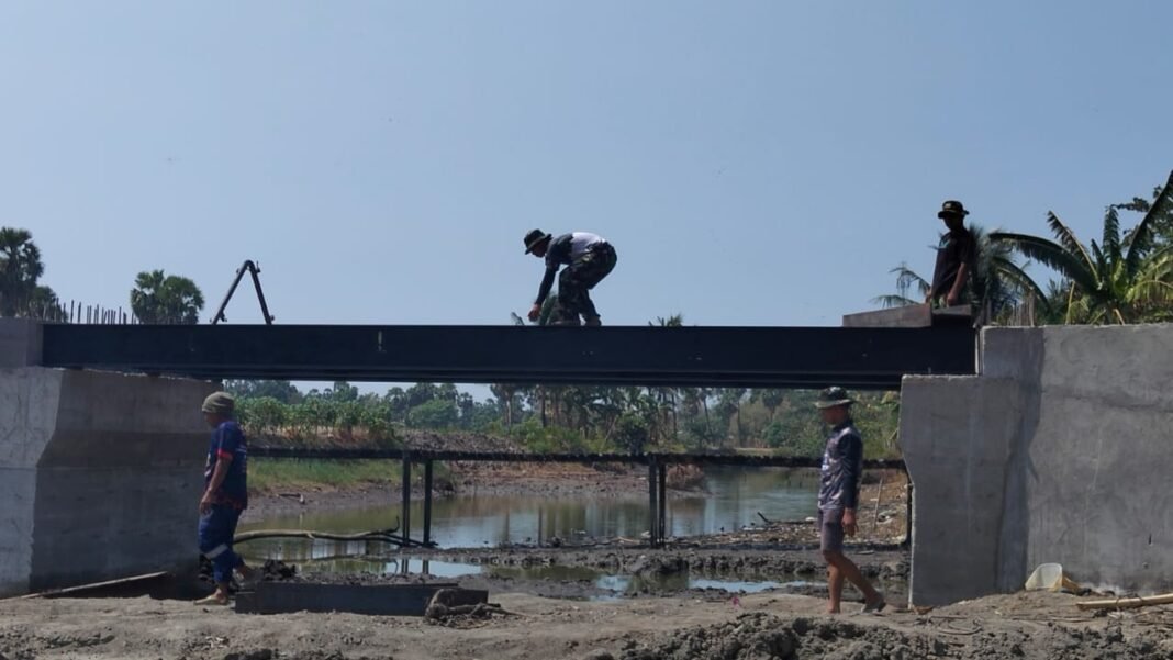 Gotong Royong TNI dan Warga Gowa Kebut Pembangunan Jembatan Garuda di Gowa Gotong Royong TNI dan Warga Gowa Kebut Pembangunan Jembatan Garuda di Gowa