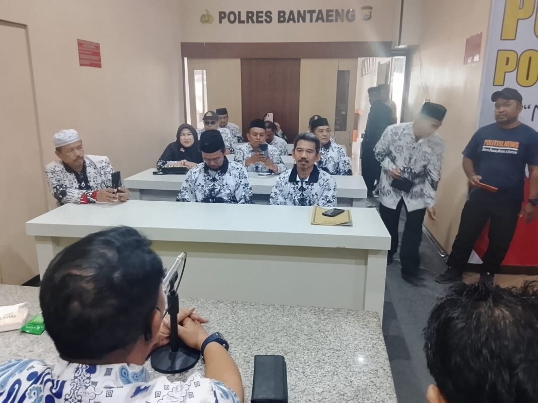 Kepala Sekolah Dianiaya, Polisi Desak Pelaku Langsung Dijebloskan ke Penjara Tanpa Damai! Kepala Sekolah Dianiaya, Polisi Desak Pelaku Langsung Dijebloskan ke Penjara Tanpa Damai!