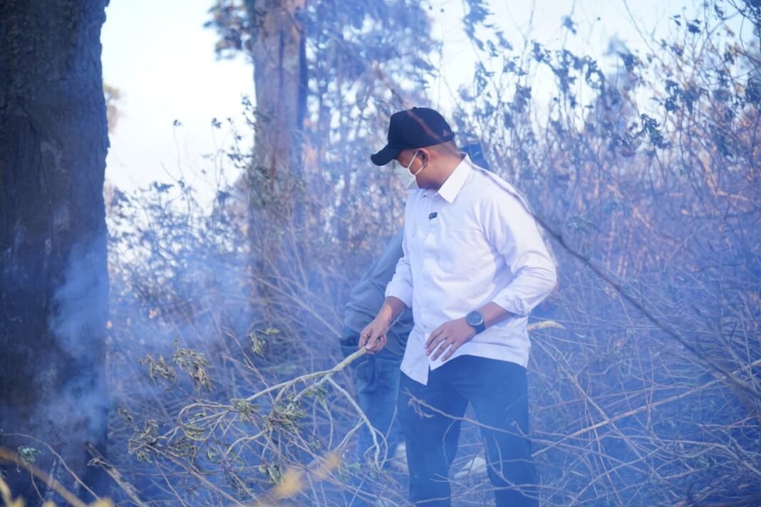 Kebakaran di Bonto Lojong, Bupati Bantaeng Intens Hadir Langsung di Lokasi. Kebakaran di Bonto Lojong, Bupati Bantaeng Intens Hadir Langsung di Lokasi.