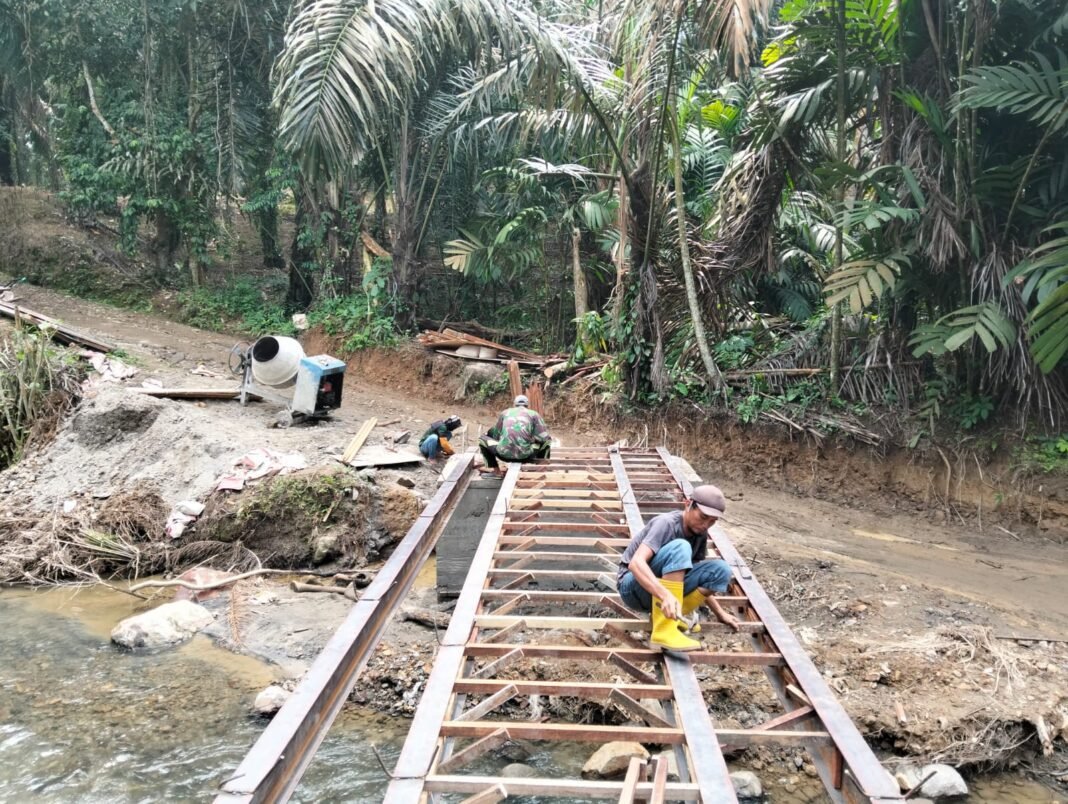 Kodim 0203/LKT Bangun Jembatan Beton Penghubung Dua Dusun di Langkat Kodim 0203/LKT Bangun Jembatan Beton Penghubung Dua Dusun di Langkat