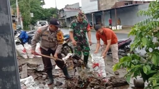 Antisipasi Musim Hujan, Babinsa Samata Bersama Warga Gelar Karya Bakti Pembersihan Selokan Antisipasi Musim Hujan, Babinsa Samata Bersama Warga Gelar Karya Bakti Pembersihan Selokan