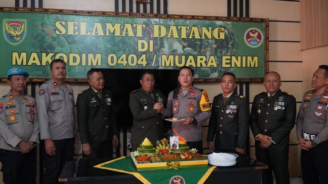 Kejutan HUT ke-81 TNI, Polres Muara Enim Datangi Kodim 0404 Bawa Tumpeng Pererat Sinergitas Kejutan HUT ke-81 TNI, Polres Muara Enim Datangi Kodim 0404 Bawa Tumpeng Pererat Sinergitas