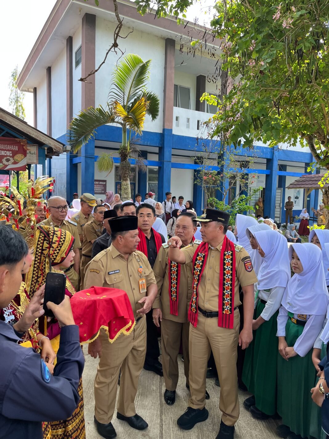 Parosil Mabsus Kembali Salurkan Seragam Gratis, Siswa SMPN 1 Way Tenong Terima Manfaat Parosil Mabsus Kembali Salurkan Seragam Gratis, Siswa SMPN 1 Way Tenong Terima Manfaat