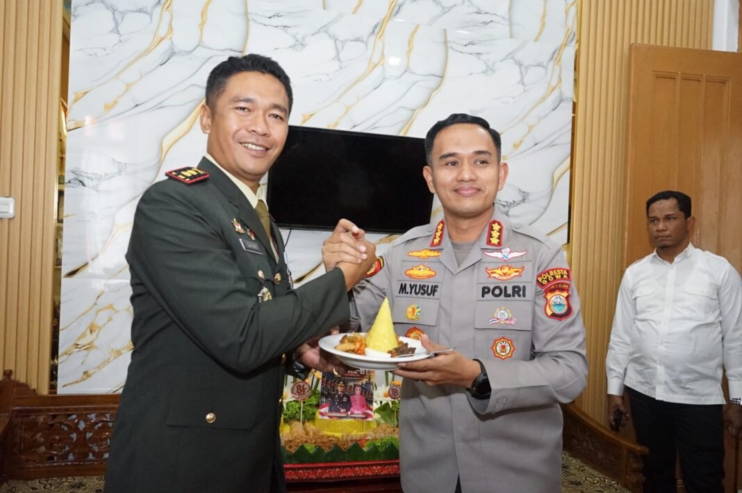 DANDIM GOWA TERIMA KUNJUNGAN KAPOLRESTA GOWA, DALAM RANGKA HUT TNI KE 81DAN PERERAT SINERGITAS TNI–POLRI DANDIM GOWA TERIMA KUNJUNGAN KAPOLRESTA GOWA, DALAM RANGKA HUT TNI KE 81DAN PERERAT SINERGITAS TNI–POLRI