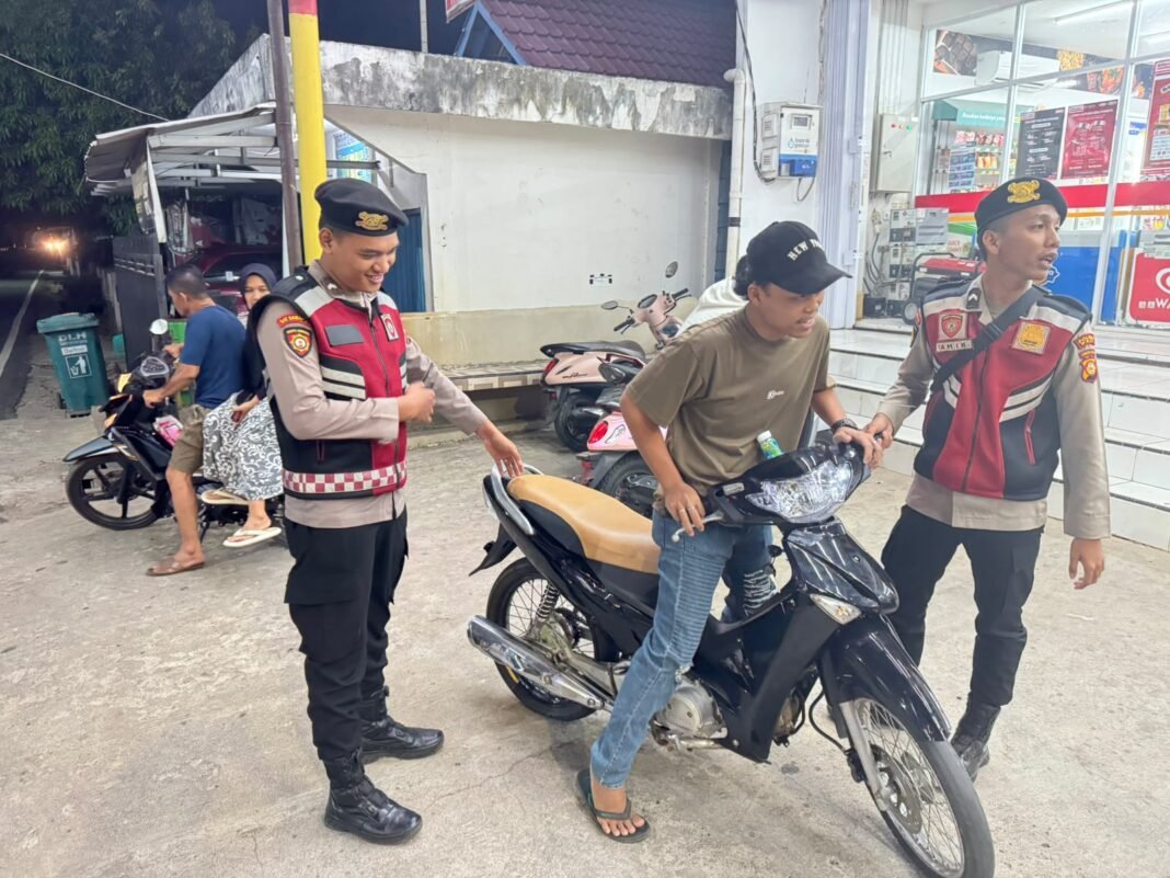 Patroli Malam Polres PALI di Pendopo, Polisi Imbau Warga Laporkan Gangguan Kamtibma Patroli Malam Polres PALI di Pendopo, Polisi Imbau Warga Laporkan Gangguan Kamtibma