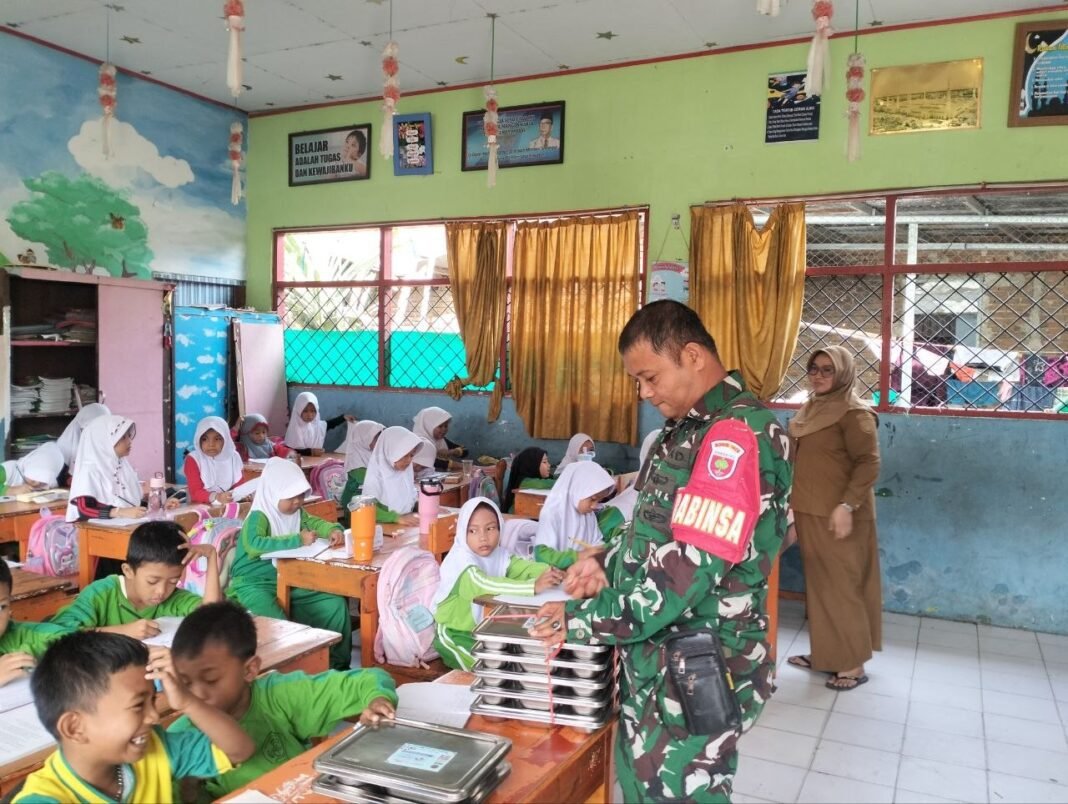 Babinsa Jenetallasa Kawal Ketat Penyaluran MBG untuk Ribuan Siswa di Gowamasyarakat Kabupaten Gowa Babinsa Jenetallasa Kawal Ketat Penyaluran MBG untuk Ribuan Siswa di Gowamasyarakat Kabupaten Gowa