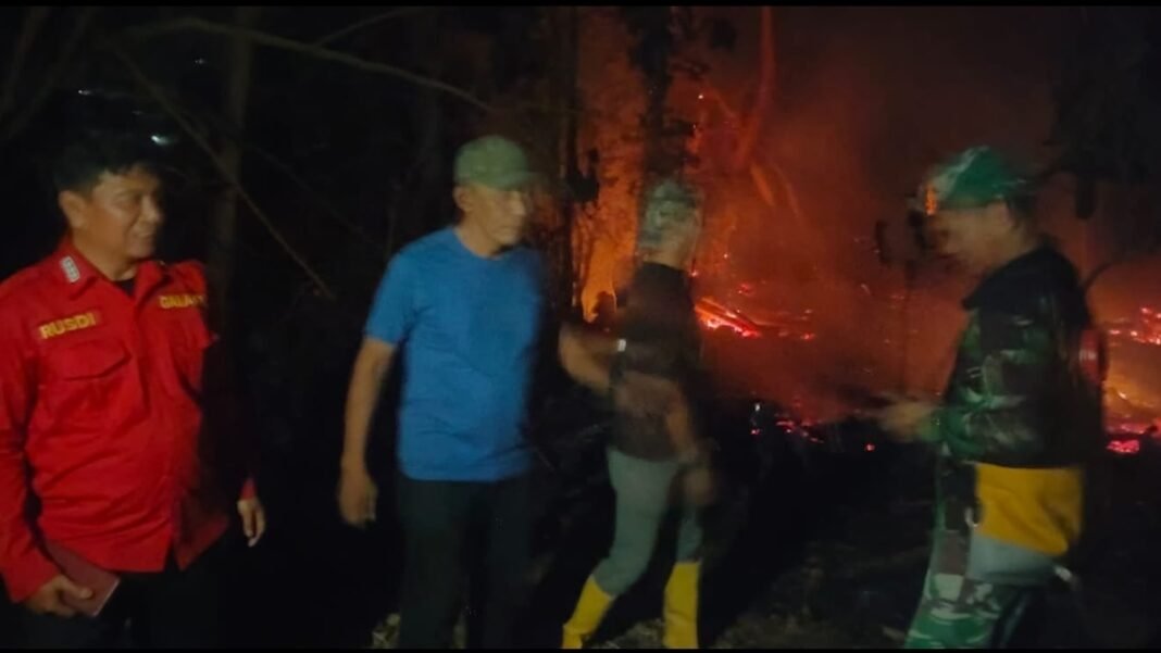 Bersama Masyarakat, Babinsa dan Manggala Agni Taklukkan Kobaran Api di Bontoparang Gowa Bersama Masyarakat, Babinsa dan Manggala Agni Taklukkan Kobaran Api di Bontoparang Gowa