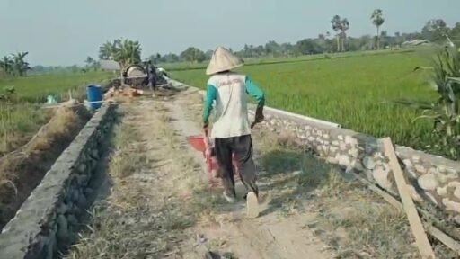 Hari Ke-5 Pra TMMD Ke-130, Personel Kodim 1409/Gowa Bersama Warga Genjot Fisik Taludd Hari Ke-5 Pra TMMD Ke-130, Personel Kodim 1409/Gowa Bersama Warga Genjot Fisik Taludd