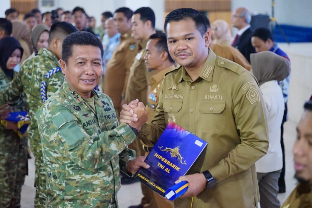 Laksda Abdul Aziz Serahkan Brevet Kehormatan ke Bupati Bantaeng Uji Nurdin Laksda Abdul Aziz Serahkan Brevet Kehormatan ke Bupati Bantaeng Uji Nurdin