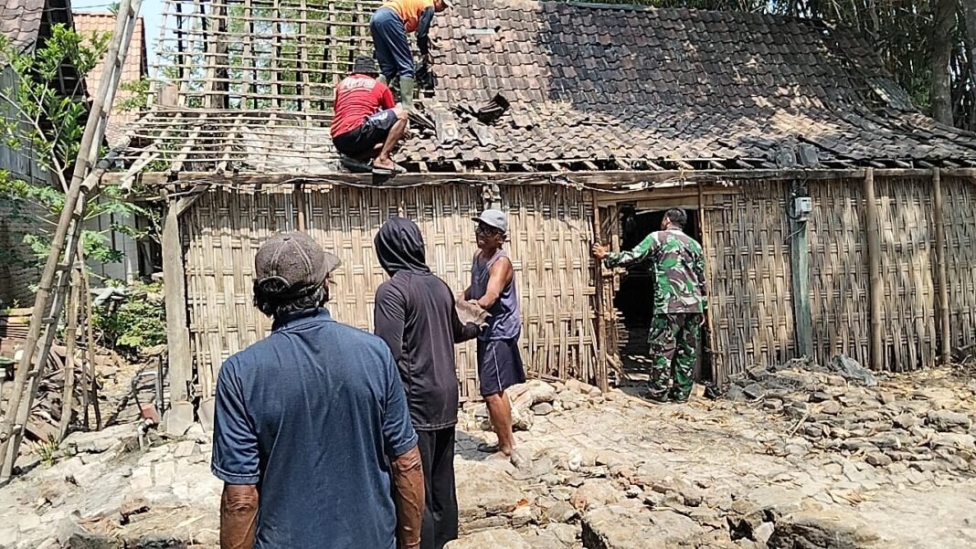 Semangat Gotong Royong, Babinsa Karangjati Bersama Warga Kerja Bakti Bongkar Rumah Pak Sujito Semangat Gotong Royong, Babinsa Karangjati Bersama Warga Kerja Bakti Bongkar Rumah Pak Sujito