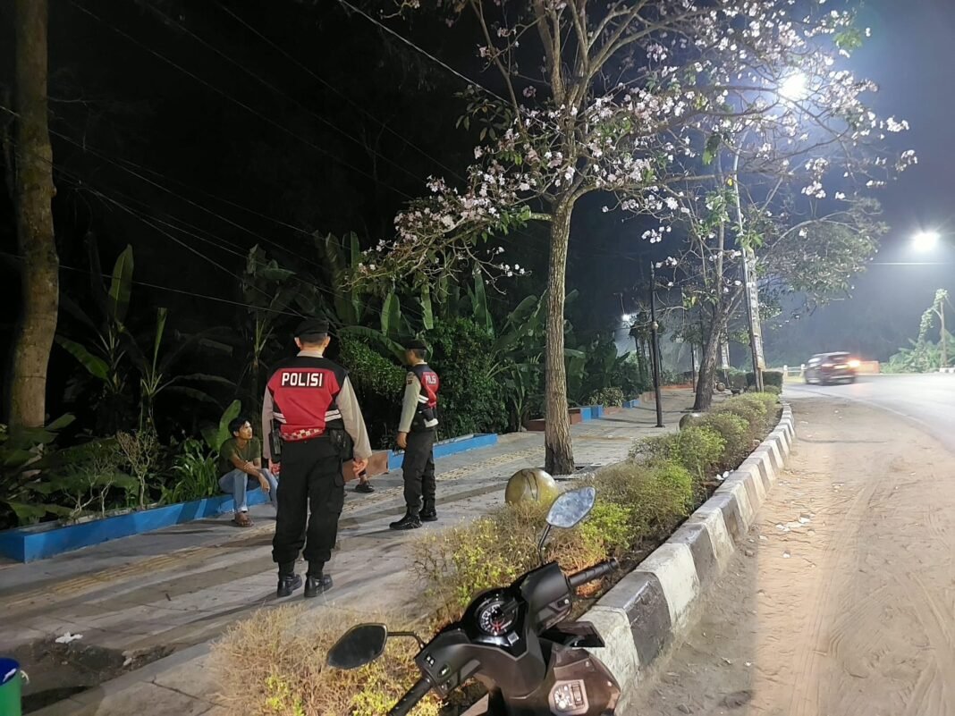 Polisi Bersama Masyarakat, Patroli Perintis Tingkatkan Keamanan dan Hadirkan Rasa Aman di Muara Enim Polisi Bersama Masyarakat, Patroli Perintis Tingkatkan Keamanan dan Hadirkan Rasa Aman di Muara Enim