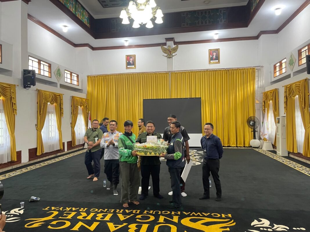 BUPATI SUBANG SERAHKAN BANTUAN CSR MOBIL AMBULANCE KE KOMUNITAS OJOL SESUBANG RAYA BUPATI SUBANG SERAHKAN BANTUAN CSR MOBIL AMBULANCE KE KOMUNITAS OJOL SESUBANG RAYA
