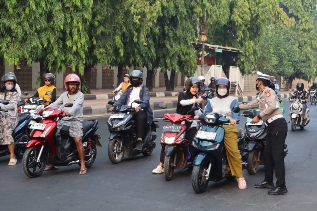 Asap Kepung Gowa, Kasat Lantas Turun Bagikan Masker ke Pengendara Asap Kepung Gowa, Kasat Lantas Turun Bagikan Masker ke Pengendara