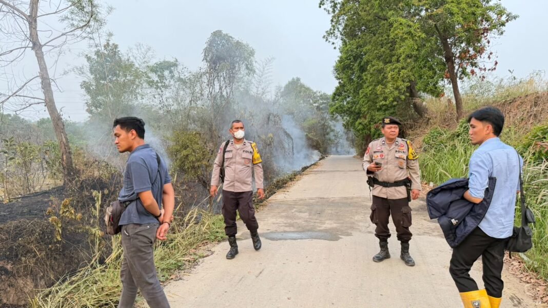 Polisi Bersama Masyarakat Bergerak Cepat Padamkan Kebakaran Lahan di Lawang Kidul Polisi Bersama Masyarakat Bergerak Cepat Padamkan Kebakaran Lahan di Lawang Kidul