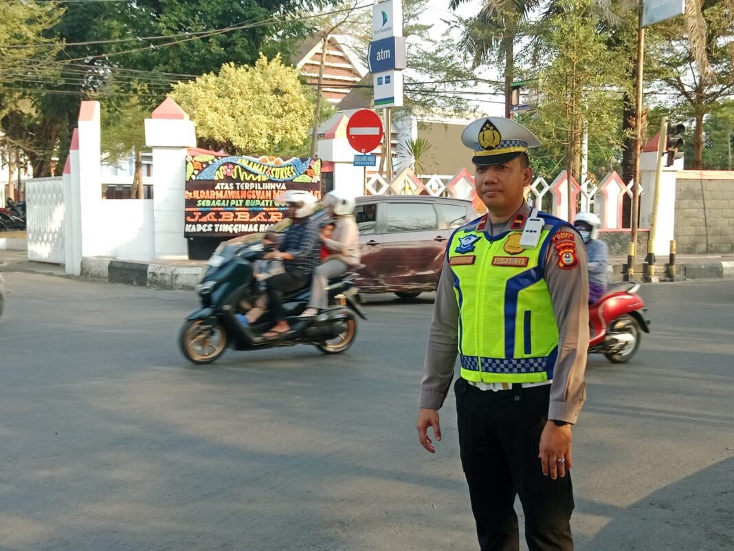 Satlantas Polresta Gowa Atur Lalu Lintas Sore, Cegah Lawan Arus Satlantas Polresta Gowa Atur Lalu Lintas Sore, Cegah Lawan Arus
