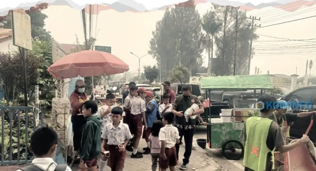 Asap Kebakaran Hutan Menyelimuti Karo ! Pemkab Bagikan Masker Gratis untuk Warga dan Anak-Anak di Kabanjahe Asap Kebakaran Hutan Menyelimuti Karo ! Pemkab Bagikan Masker Gratis untuk Warga dan Anak-Anak di Kabanjahe