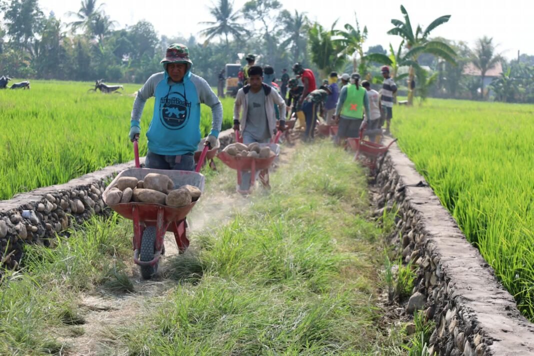 Bahu-Membahu Bangun Desa, Pengerjaan Talud TMMD Ke-130 di Gowa Capai 20% Bahu-Membahu Bangun Desa, Pengerjaan Talud TMMD Ke-130 di Gowa Capai 20%
