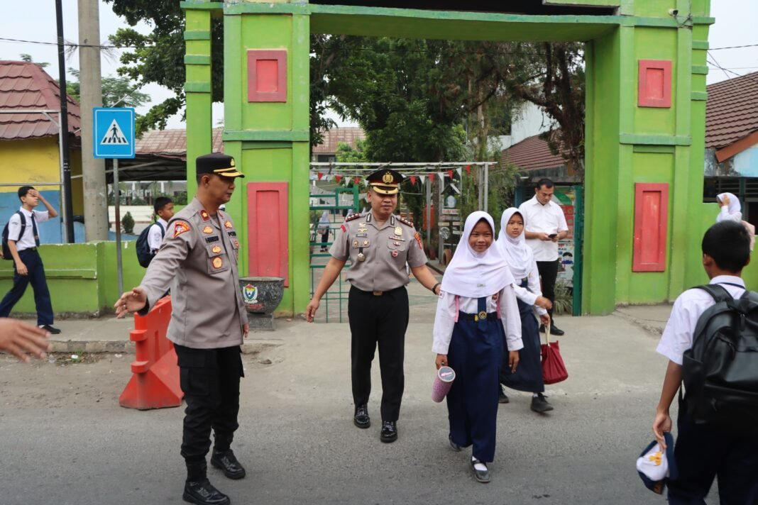 Aksi Humanis Kapolres Muara Enim: Bantu Pelajar Menyeberang, Hadirkan Rasa Aman ke Sekolah Aksi Humanis Kapolres Muara Enim: Bantu Pelajar Menyeberang, Hadirkan Rasa Aman ke Sekolah