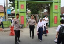 Aksi Humanis Kapolres Muara Enim: Bantu Pelajar Menyeberang, Hadirkan Rasa Aman ke Sekolah