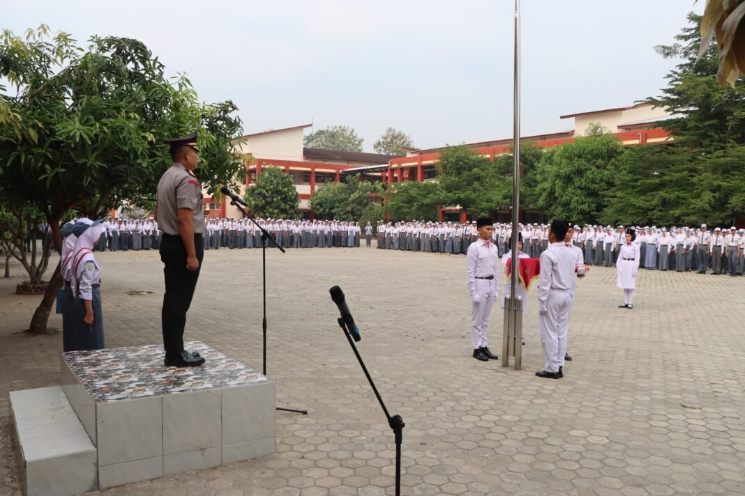 Kapolres Muara Enim Jadi Inspektur Upacara di SMKN 1, Ajak Pelajar Cerdas dan Berkarakter Kapolres Muara Enim Jadi Inspektur Upacara di SMKN 1, Ajak Pelajar Cerdas dan Berkarakter