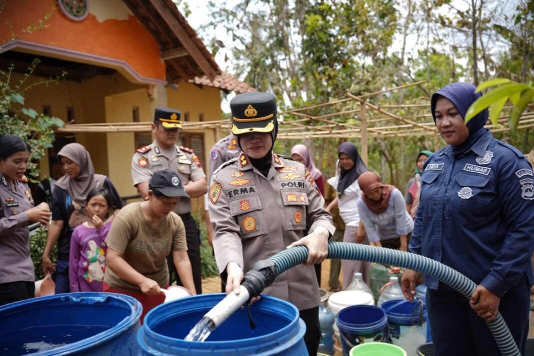 Polres Purworejo Gercep Bantu Air Bersih Ke Warga Terdampak Kemarau Di Desa Girijoyo Kecamatan Kemiri Polres Purworejo Gercep Bantu Air Bersih Ke Warga Terdampak Kemarau Di Desa Girijoyo Kecamatan Kemiri