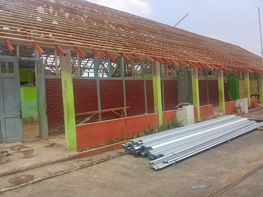 Miris!! Diduga Proyek Revitalisasi Miliar SDN Cisak 1 Dikerjakan oleh Pihak ke Tiga juga Minimnya Pengawasan Miris!! Diduga Proyek Revitalisasi Miliar SDN Cisak 1 Dikerjakan oleh Pihak ke Tiga juga Minimnya Pengawasan