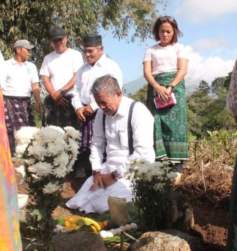 Ziarah ke Makam Leluhur Guru Penawar, Hinca Pandjaitan Bersama Warga Kandibata Meneggakan Keadilan Ziarah ke Makam Leluhur Guru Penawar, Hinca Pandjaitan Bersama Warga Kandibata Meneggakan Keadilan