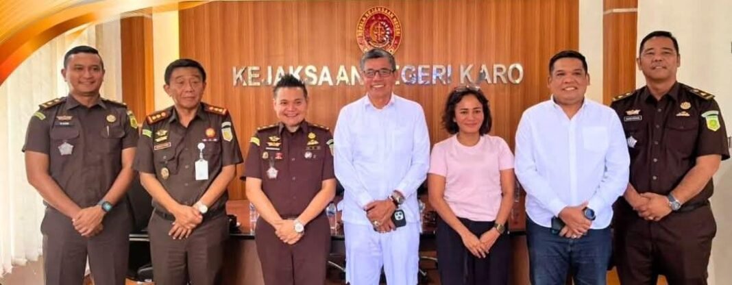 Kajari Karo Sambut Kunjungan Silaturahmi Anggota DPR RI Hinca Pandjaitan di Kejaksaan Negeri Karo Kajari Karo Sambut Kunjungan Silaturahmi Anggota DPR RI Hinca Pandjaitan di Kejaksaan Negeri Karo