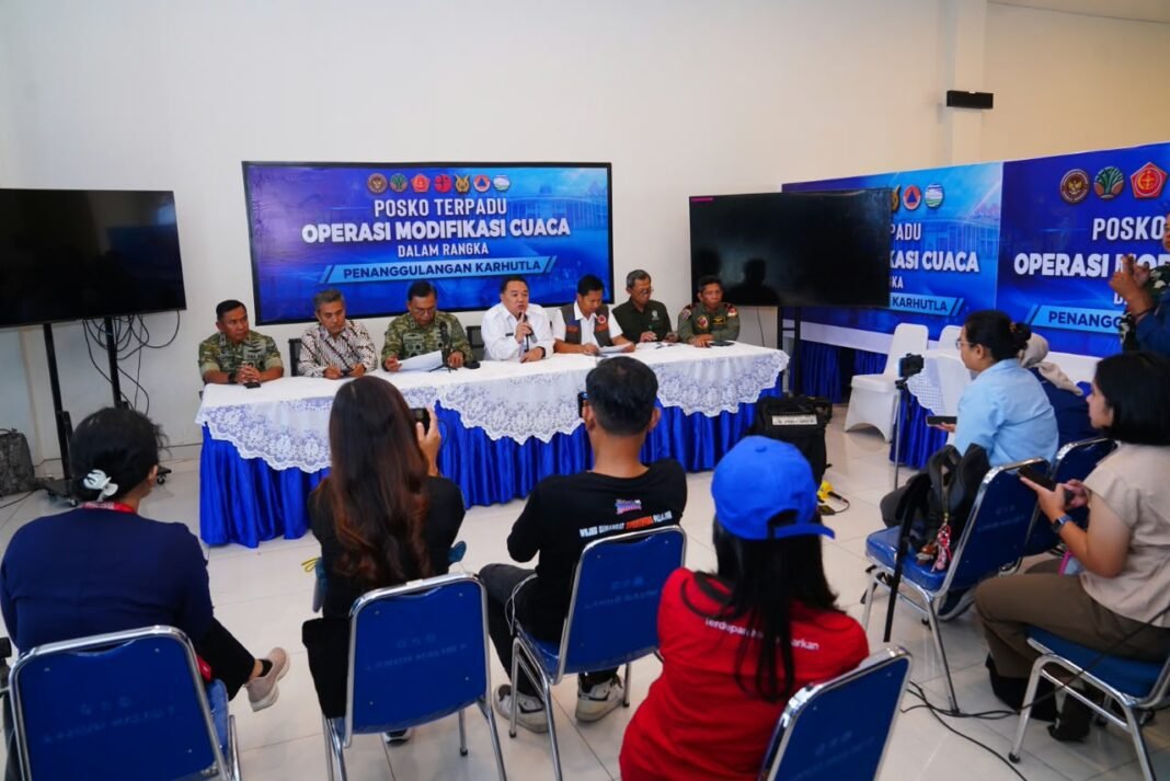 TNI Kerahkan Kekuatan Udara, Perkuat Operasi Modifikasi Cuaca* TNI Kerahkan Kekuatan Udara, Perkuat Operasi Modifikasi Cuaca*