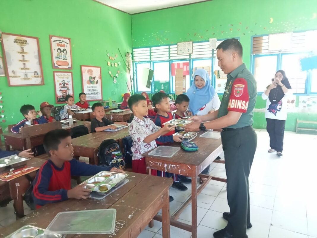Dukung Program Pemerintah, Babinsa Koramil 1409-03/Bontomarannu Dampingi Pendistribusian MBG di Gowa Dukung Program Pemerintah, Babinsa Koramil 1409-03/Bontomarannu Dampingi Pendistribusian MBG di Gowa