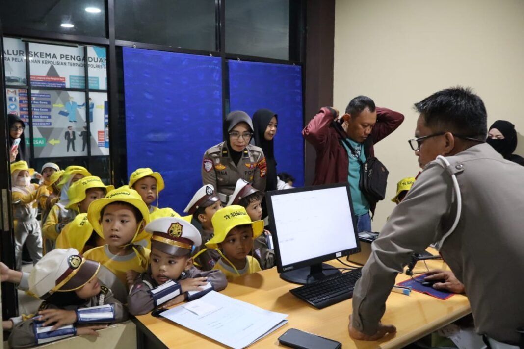 Puluhan Murid TK Kenali Tugas Polisi di Polresta Gowa Puluhan Murid TK Kenali Tugas Polisi di Polresta Gowa