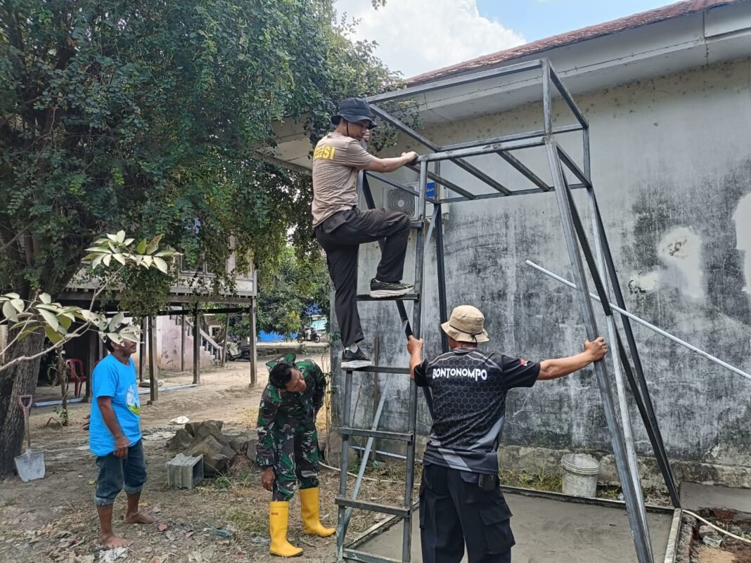 Atasi Kesulitan Air Bersih, Satgas TMMD Ke-130 Dirikan Menara Tandon Air di Desa Kalebarembeng Atasi Kesulitan Air Bersih, Satgas TMMD Ke-130 Dirikan Menara Tandon Air di Desa Kalebarembeng