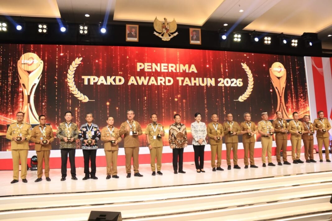 PEMPROV KALBAR RAIH TPAKD TERBAIK WILAYAH KALIMANTAN TAHUN 2026 PEMPROV KALBAR RAIH TPAKD TERBAIK WILAYAH KALIMANTAN TAHUN 2026