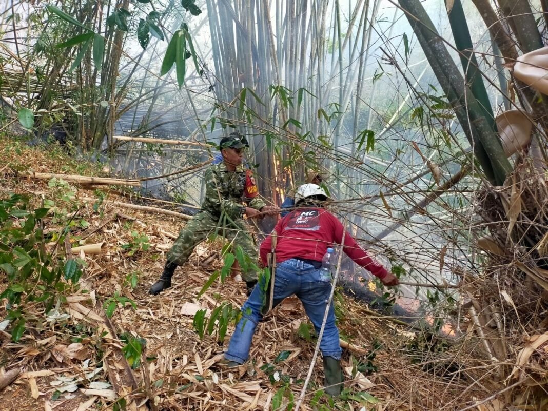 Perjuangan Menembus Medan Sulit, TNI dan Warga Gowa Berhasil Taklukkan Kebakaran Lahan Perjuangan Menembus Medan Sulit, TNI dan Warga Gowa Berhasil Taklukkan Kebakaran Lahan