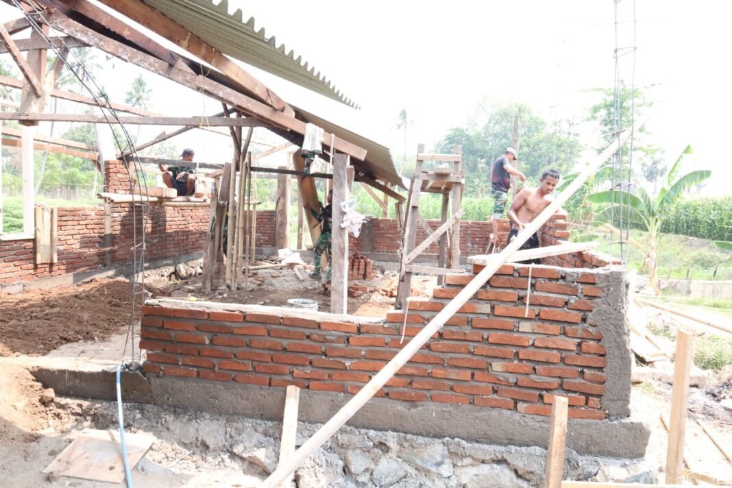 Bergotong Royong Bangun Hunian Layak, Bedah Rumah RTLH Bapak Ismail Terus Digenjot Bergotong Royong Bangun Hunian Layak, Bedah Rumah RTLH Bapak Ismail Terus Digenjot