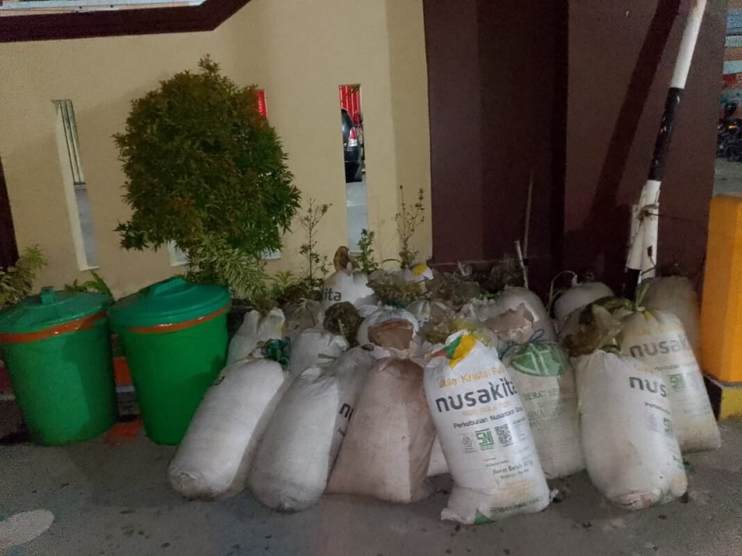 Respons Cepat Laporan Warga, Polresta Gowa Amankan 750 Liter Ballo di Pattallassang Respons Cepat Laporan Warga, Polresta Gowa Amankan 750 Liter Ballo di Pattallassang