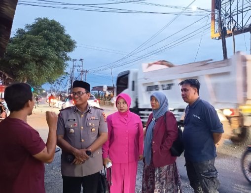 Kapolsek Kuta Baro Iptu Dr. Junaidi Turun Langsung, Tinjau Titik Rawan Kemacetan dan Gangguan Kamtibmas Kapolsek Kuta Baro Iptu Dr. Junaidi Turun Langsung, Tinjau Titik Rawan Kemacetan dan Gangguan Kamtibmas